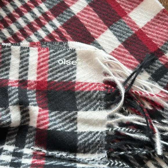Nwot. Olsen winter scarf - Picture 3 of 3
